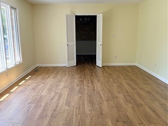 3rd image of 425 Dunmore Rd