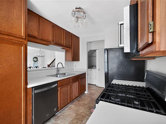 3rd image of 104 White Ridge Ln
