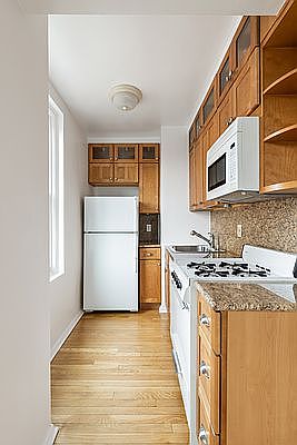5th image of 302 W 12th St APT 7C