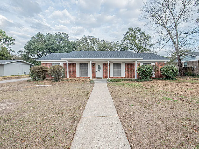 4361 Montclair Cir E — Photo 2