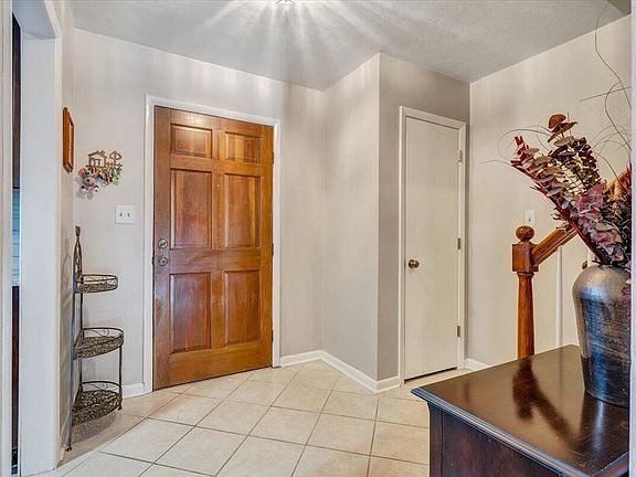 3rd image of 124 Southampton Dr