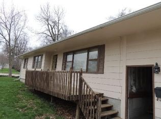 909 E 2nd St, Pella, IA 50219