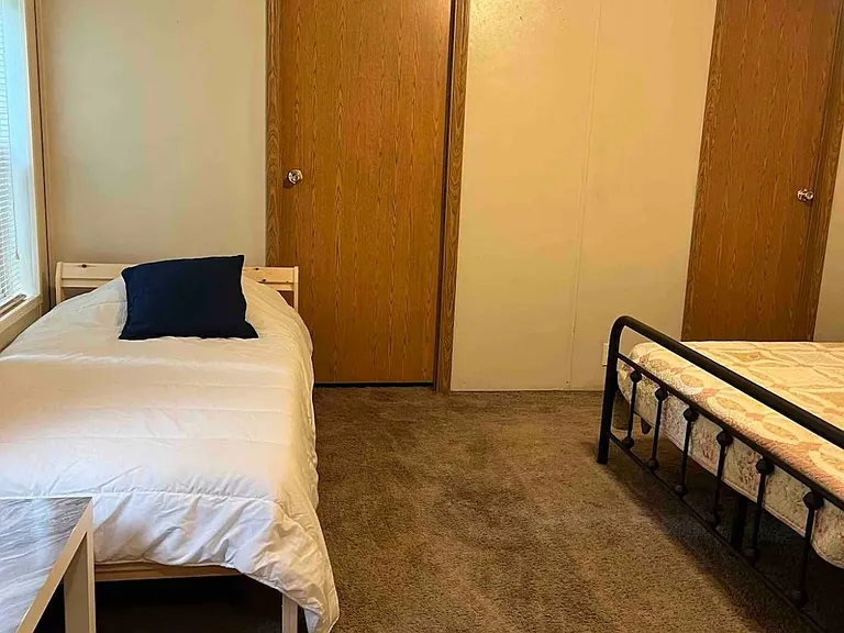 Master bedroom, 1 queen and 1 twin