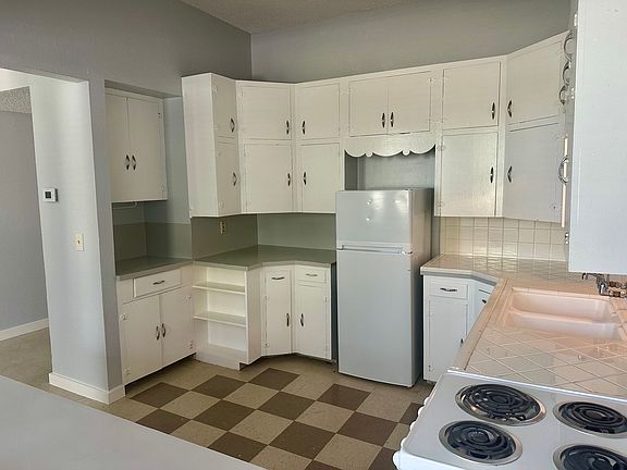 2nd image of 140 1/2 E San Antonio St APT 5
