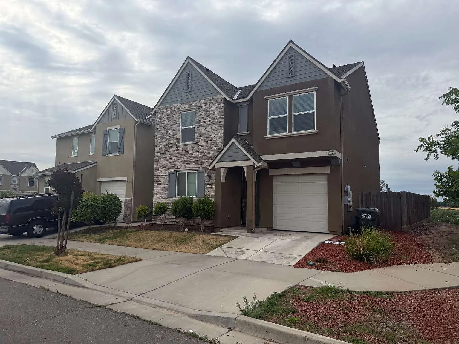 4 bed, 2.5 bath, 1863 sqft, $2,100 — Photo 2