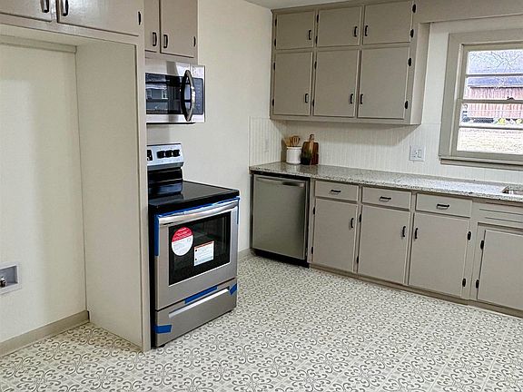 4th image of 604 4th St NE