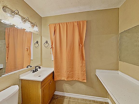 5th image of 124 E Park St