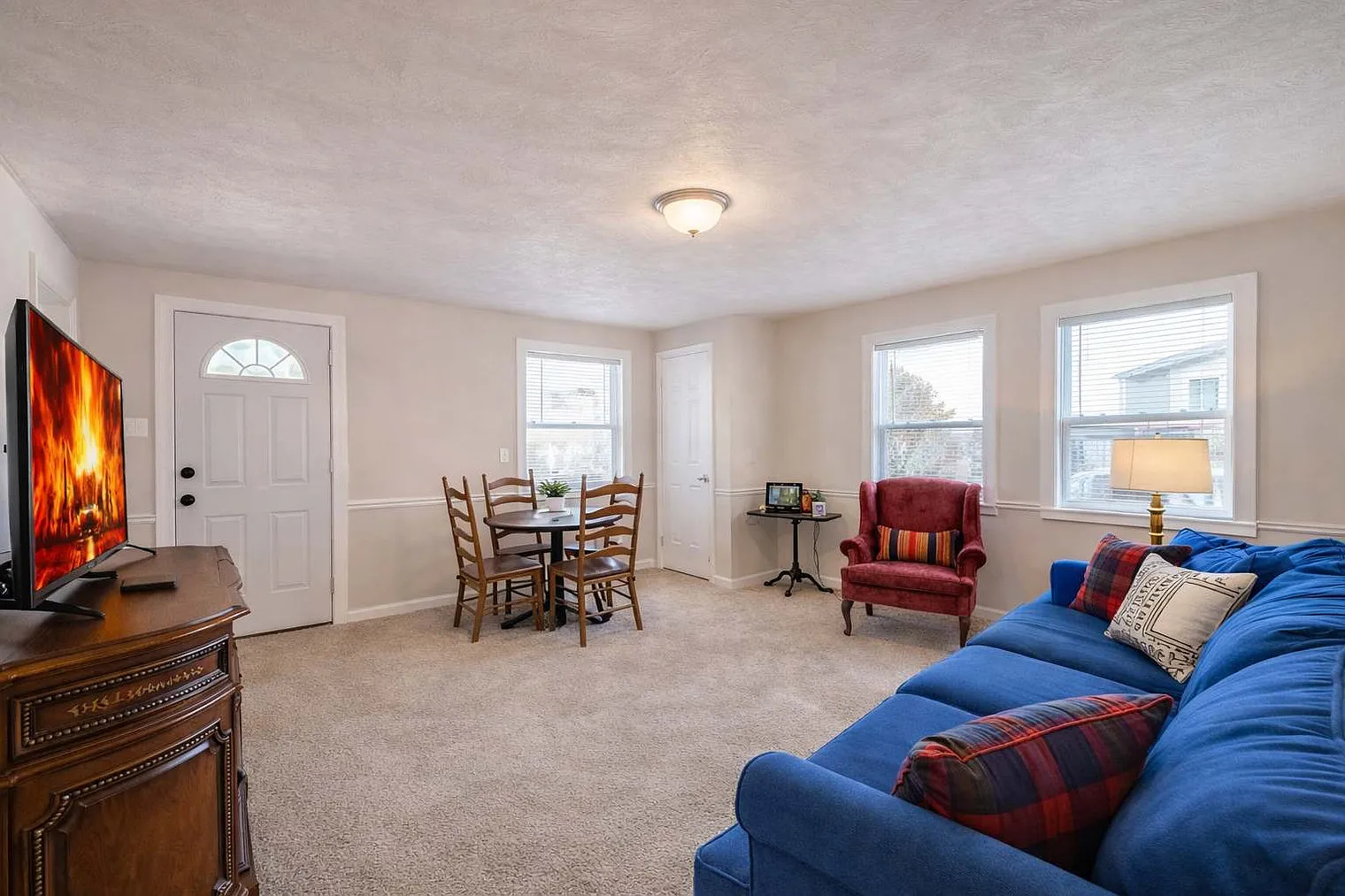 4 bed, 2.0 bath, 893 sqft, $2,338 — Photo 1