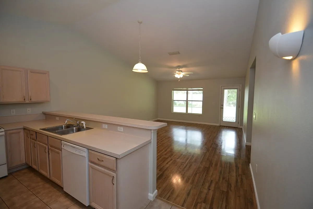 37 Eton Ln B — Photo 3