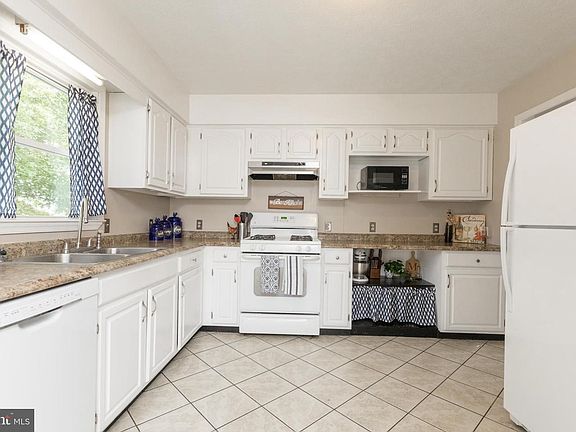 3rd image of 418 Lindsay Ave