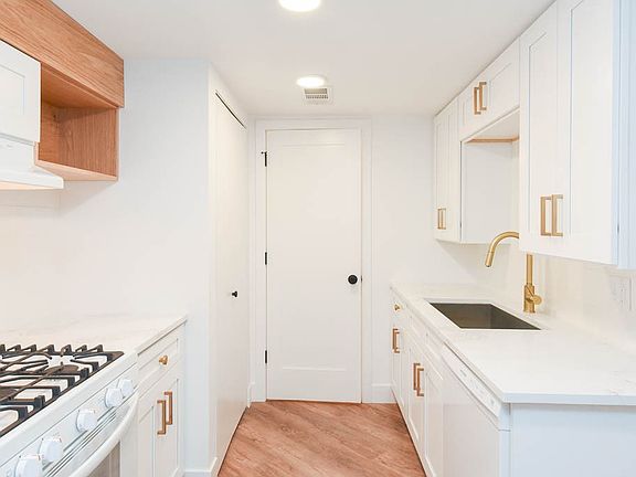 4th image of 843 N Maplewood Ave #6H