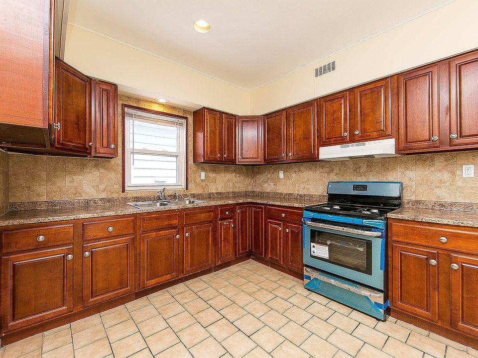 1st image of 2932 Tenbroeck Ave