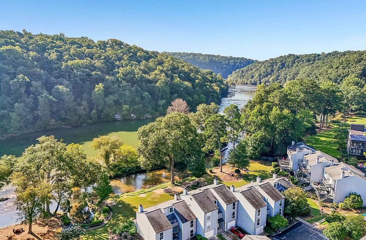 1017 Riverbend Club Dr SE — Photo 1