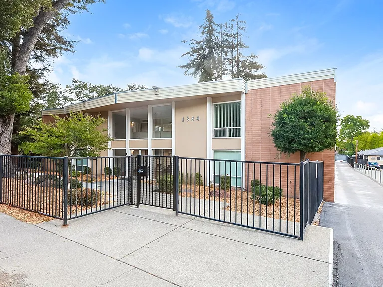 Monarch Apartments — Photo 19