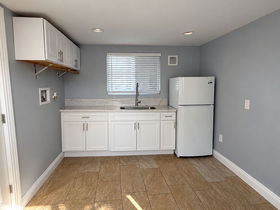 1st image of 1457 Max Ave