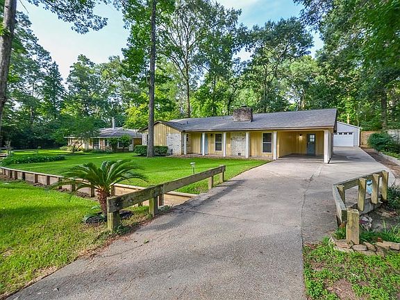 Long driveway perfect to accommodate your guests