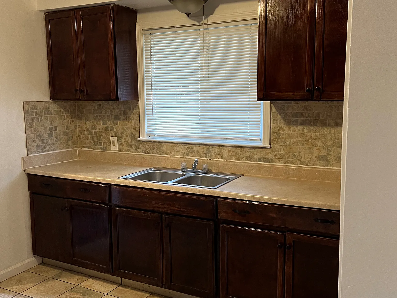 Very clean northwest bungalow. 3 Large bedrooms — Photo 3