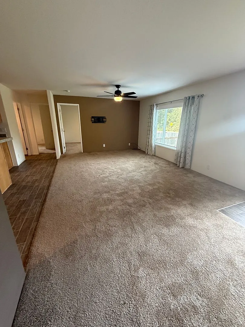 Spacious 3-Bedroom Home Near Charleston Marina with Fully Fenced Yard — Photo 4