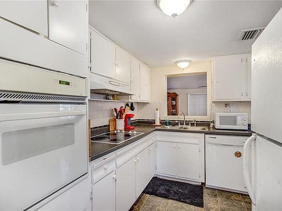 5th image of 2718 Paine Ln