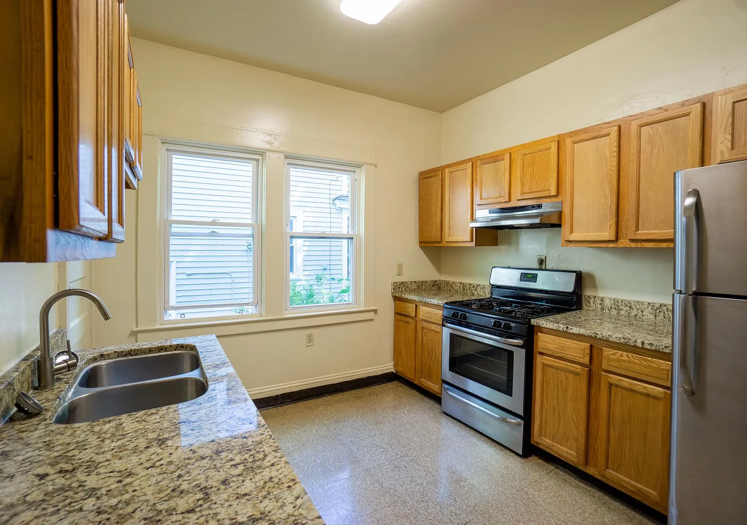 963 Lancaster Ave - Available 7/1/27 - Spacious Single Family Home Close To Campus — Photo 2