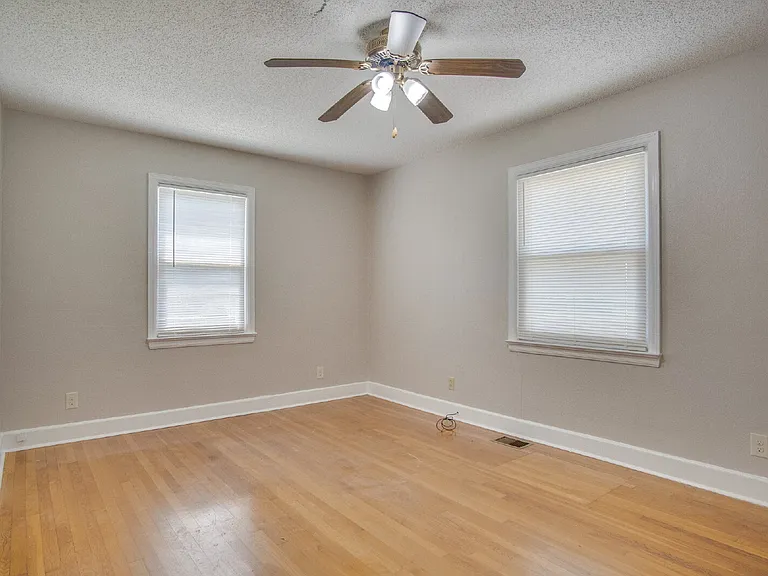 1613 E Jordan St — Photo 17