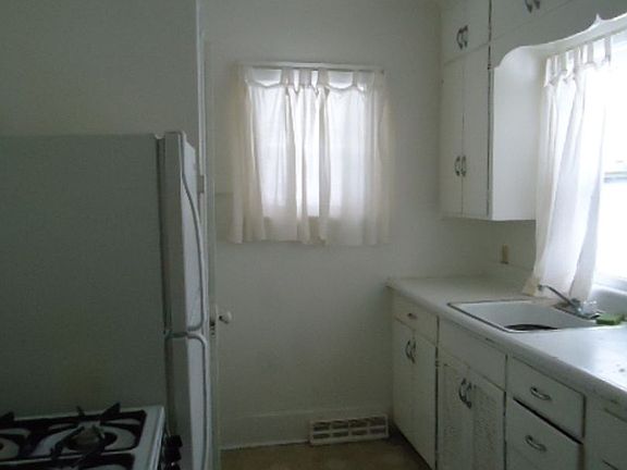 3rd image of 1033 Kern St