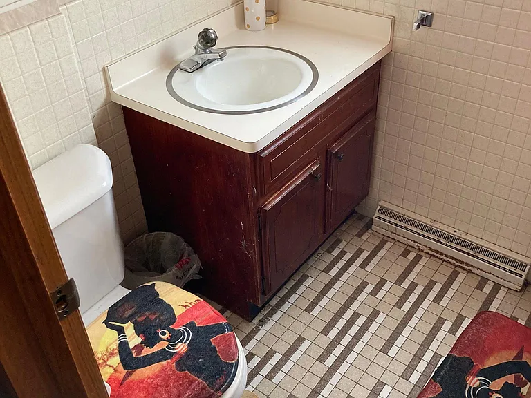 Full Bathroom (Upstairs)