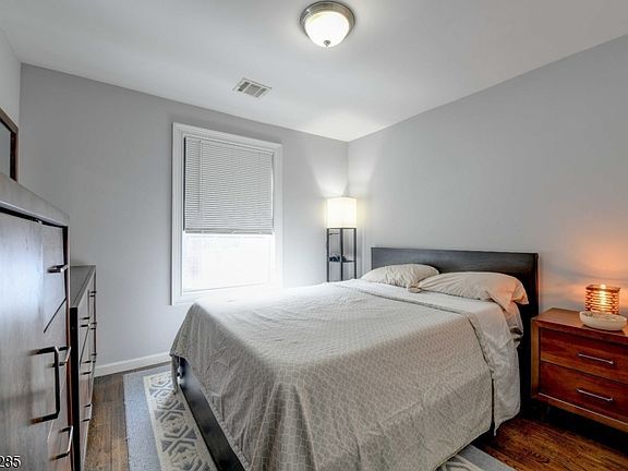 4th image of 188 Pennington St