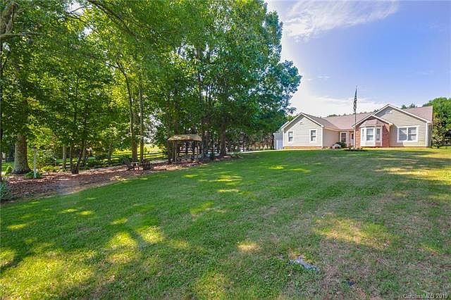 1st image of 144 Saint Martins Ln #20