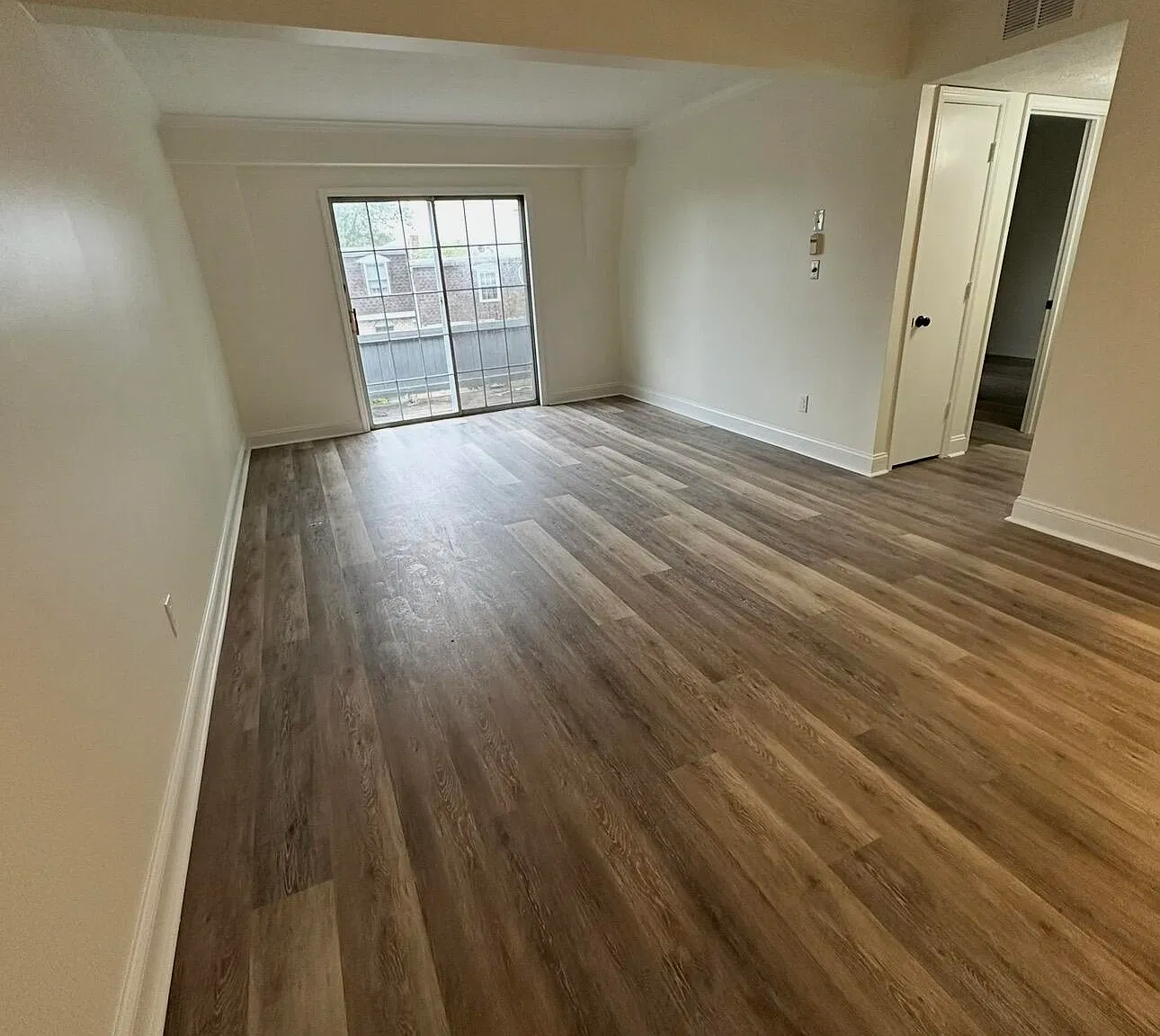 1 bed, 1.0 bath, 922 sqft, $2,000 — Photo 1