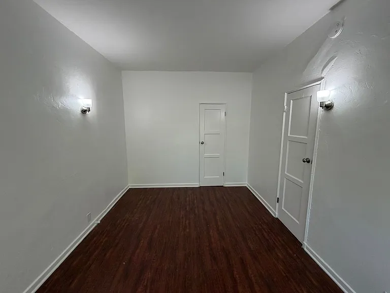 512 N Alexandria Ave — Photo 13
