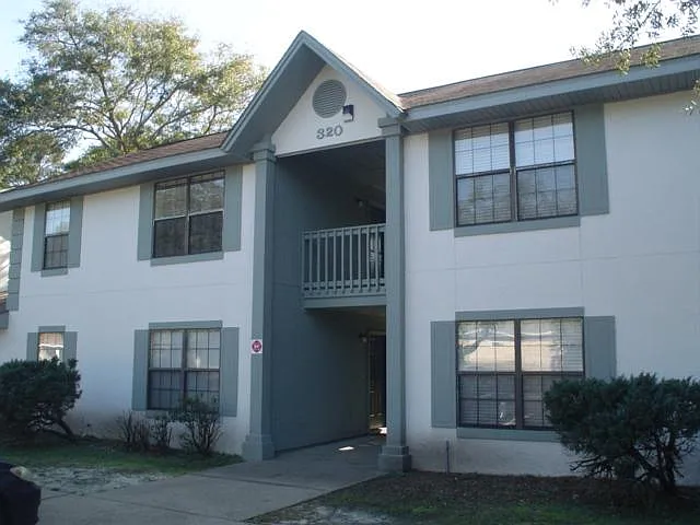 Oak Tree Park Apartments — Photo 1