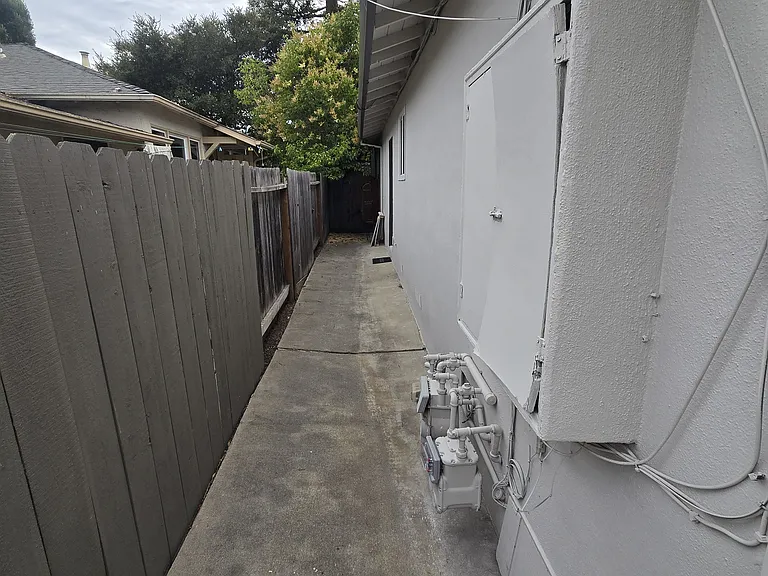 910 Academy Ave — Photo 17