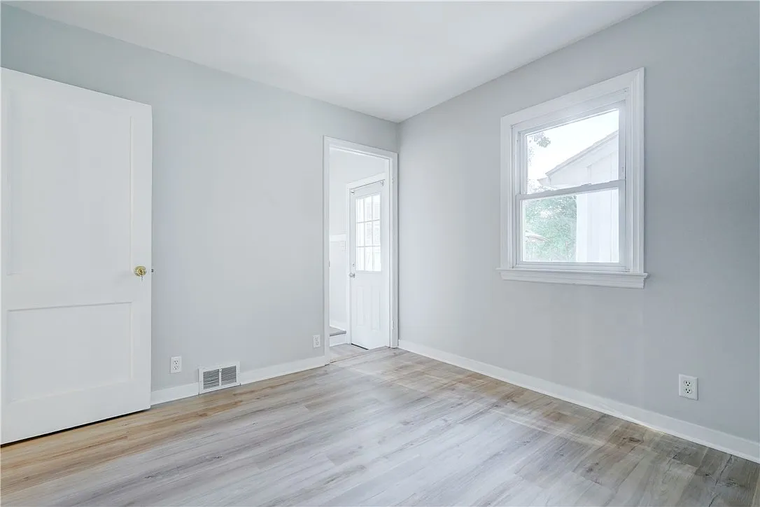 3 bed, 1.5 bath, 1128 sqft, $2,495 — Photo 2
