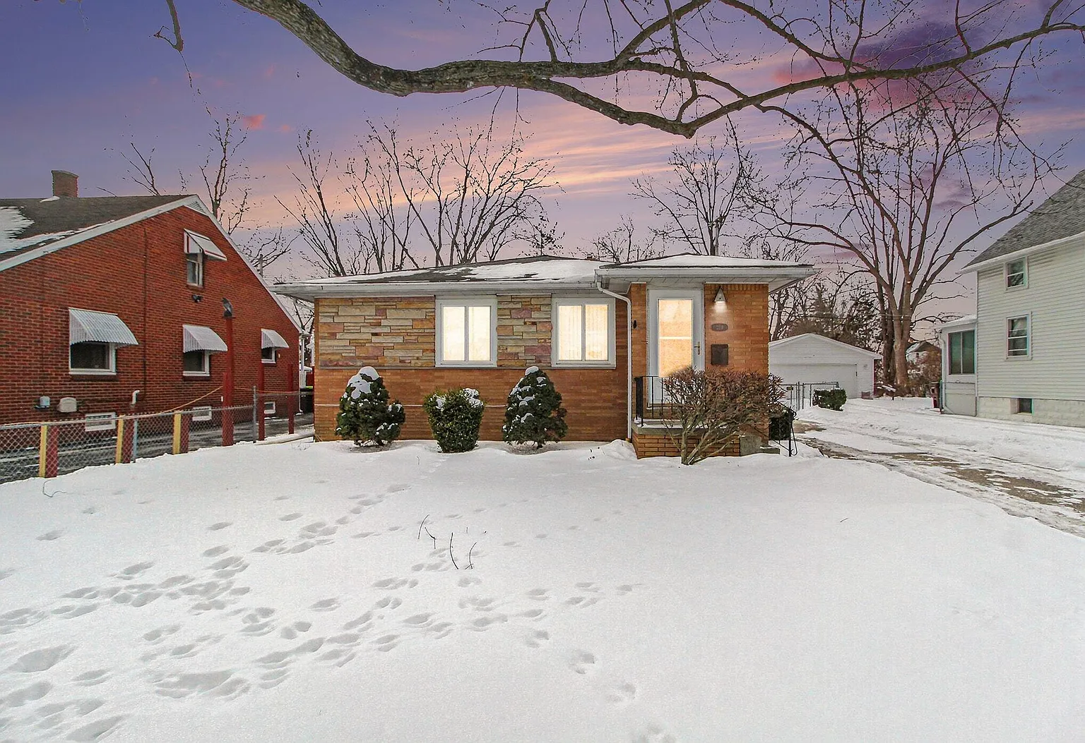 230 E Grove St photo 1