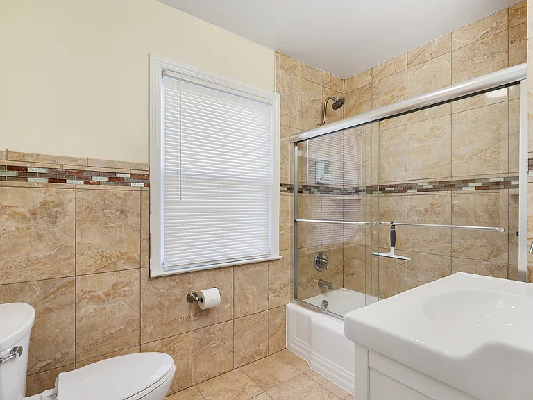 221 Lawrence St — Photo 9