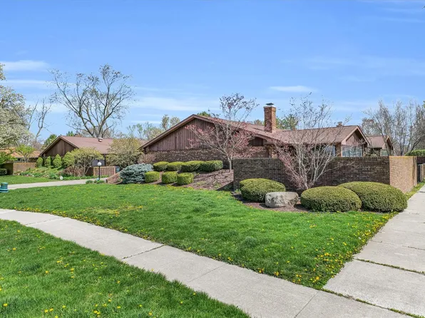 112 W Whitehall Ct APT A, Urbana, IL 61801