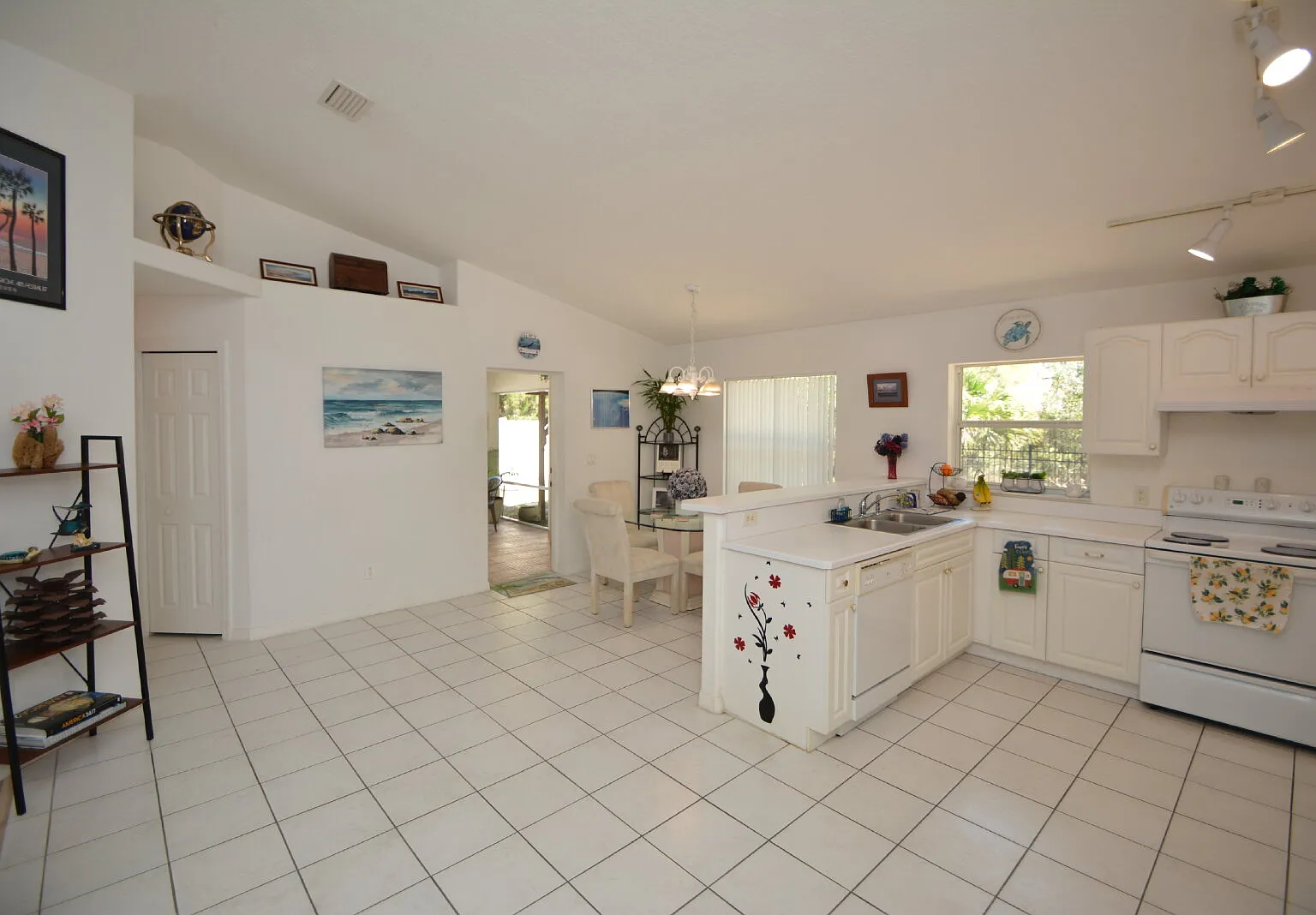 3 bed, 2.0 bath, 1411 sqft, $1,950 — Photo 3