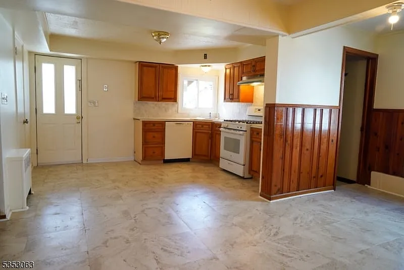 3 bed, 1.0 bath, $2,500 — Photo 3