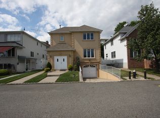 60 Greenway Dr, Staten Island, NY