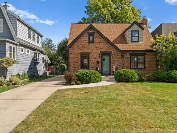293 N Willow Rd, Elmhurst, IL 60126