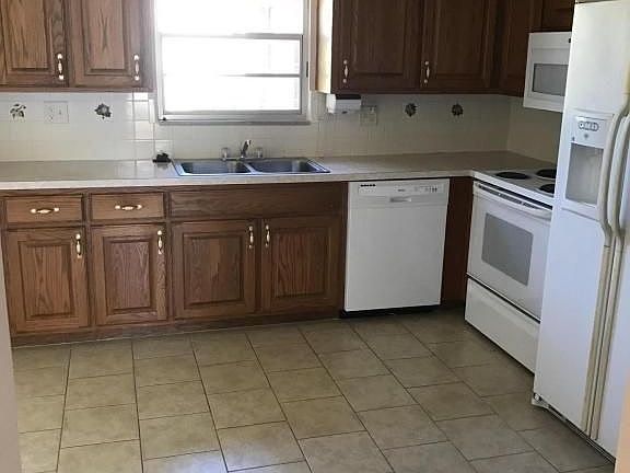 3rd image of 2325 Oakdale Dr E