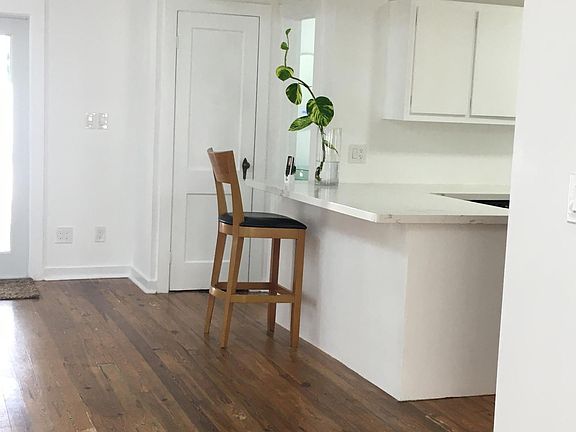 Nice peninsula with space for up to 4 stools or high chairs