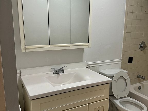 3rd image of 73 Montgomery Ave Floor 1