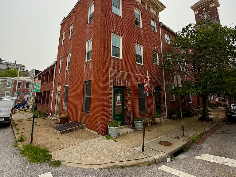 1021 Stiles St — Photo 1