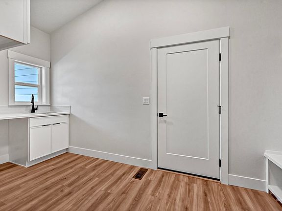 4th image of 7680 N Ferris Ave