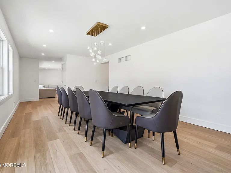 19 Roslyn Dr — Photo 16