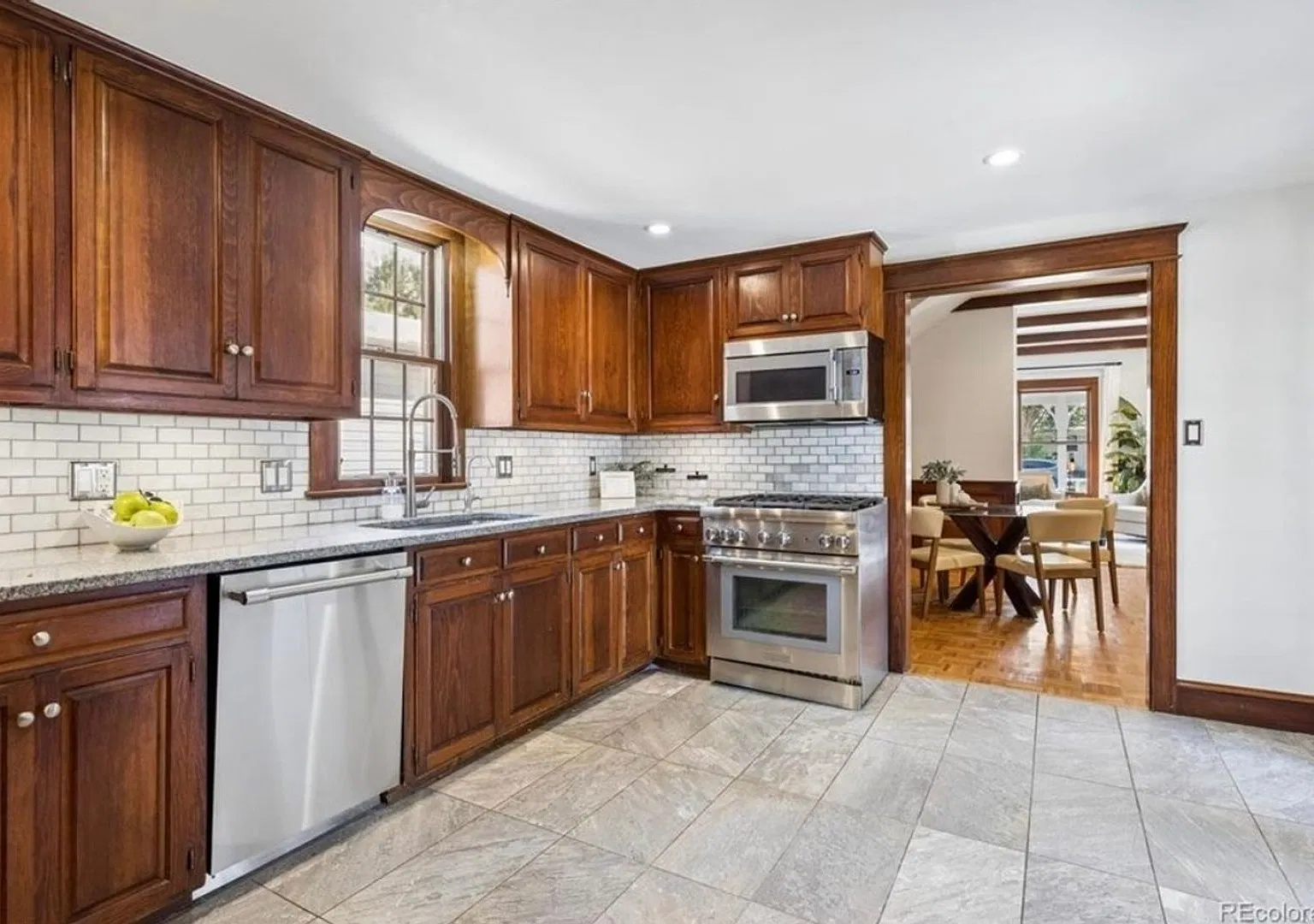 Charming 3 Bed 3 Bath House in Englewood — Photo 2