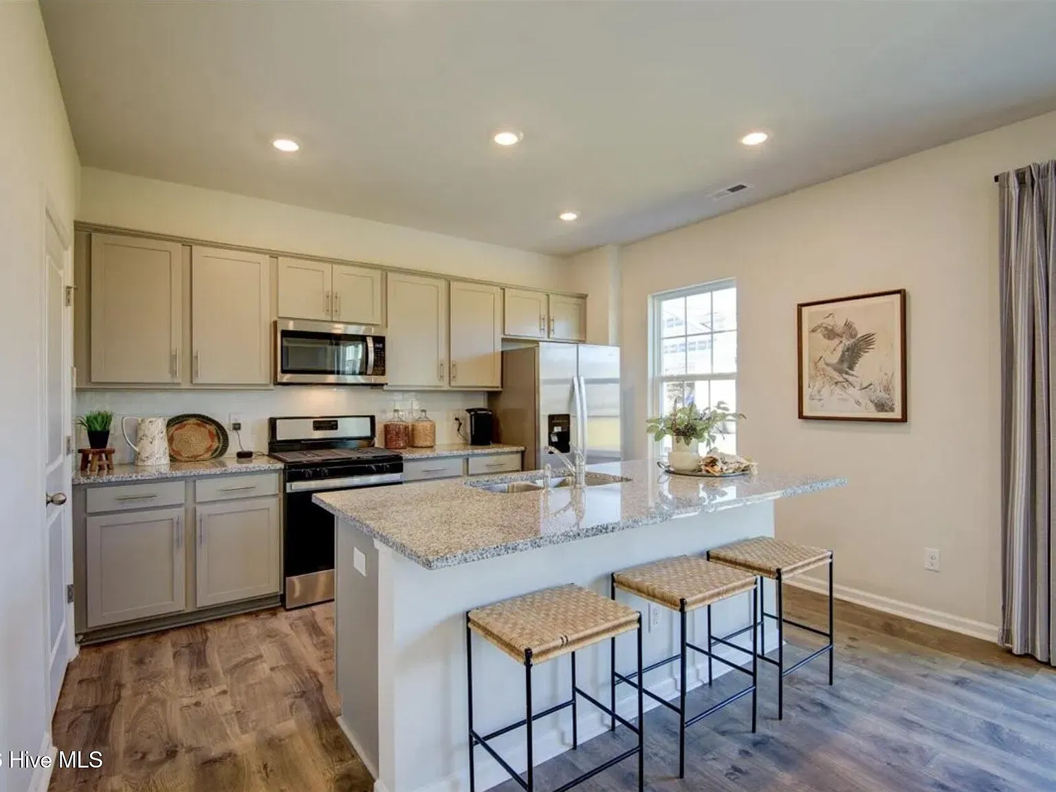 3 bed, 2.5 bath, $2,200 — Photo 2