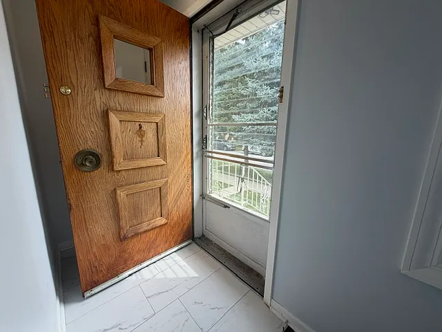 5 bed, 2.5 bath, 2400 sqft, $4,000 — Photo 2